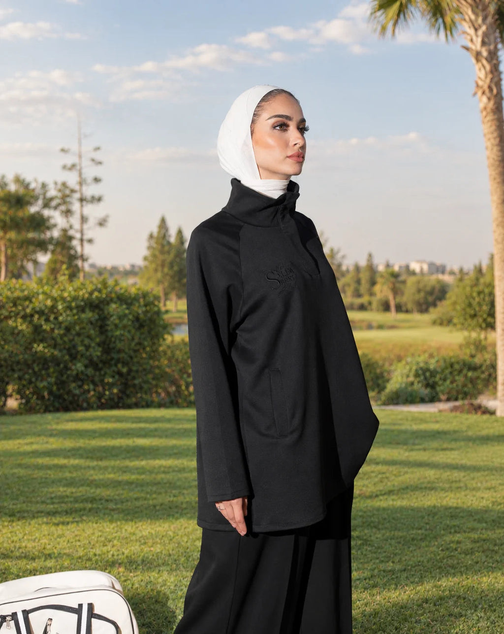 Ensemble sportif modeste - vue de face